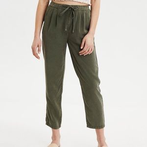 AE High Waisted Tapered Pant